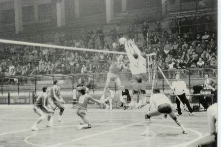 Pallavolo Novara serie B1 1986 - Kusmanov 2 in schiacciata, difende Bedana 10
